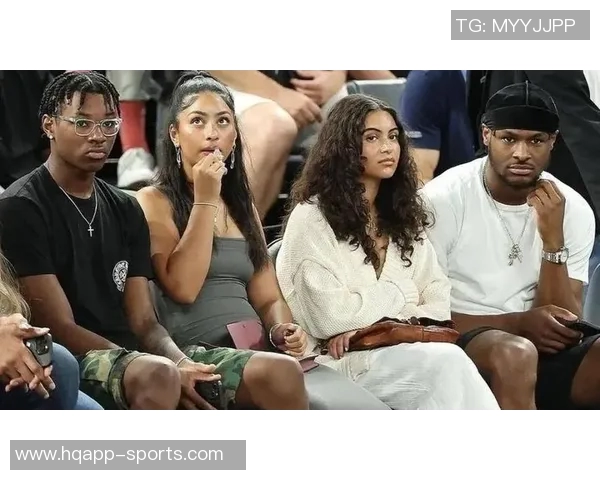 詹姆斯小儿子布莱斯与女友甜蜜合影引发网友热议与祝福